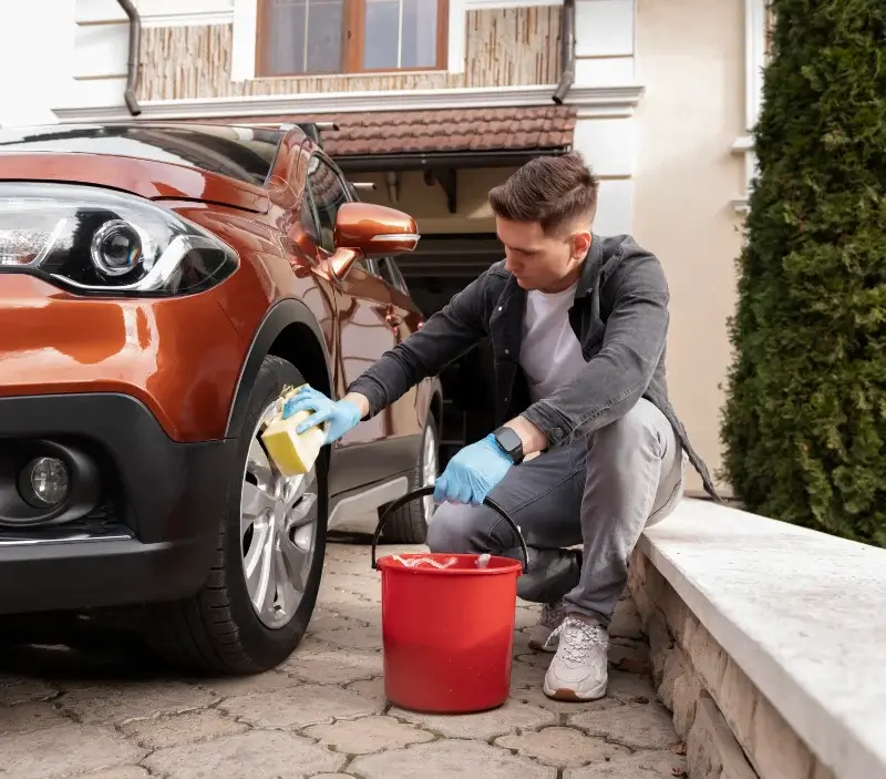 Lavage auto à domicile Sembadel : professionnel intervenant sur un véhicule